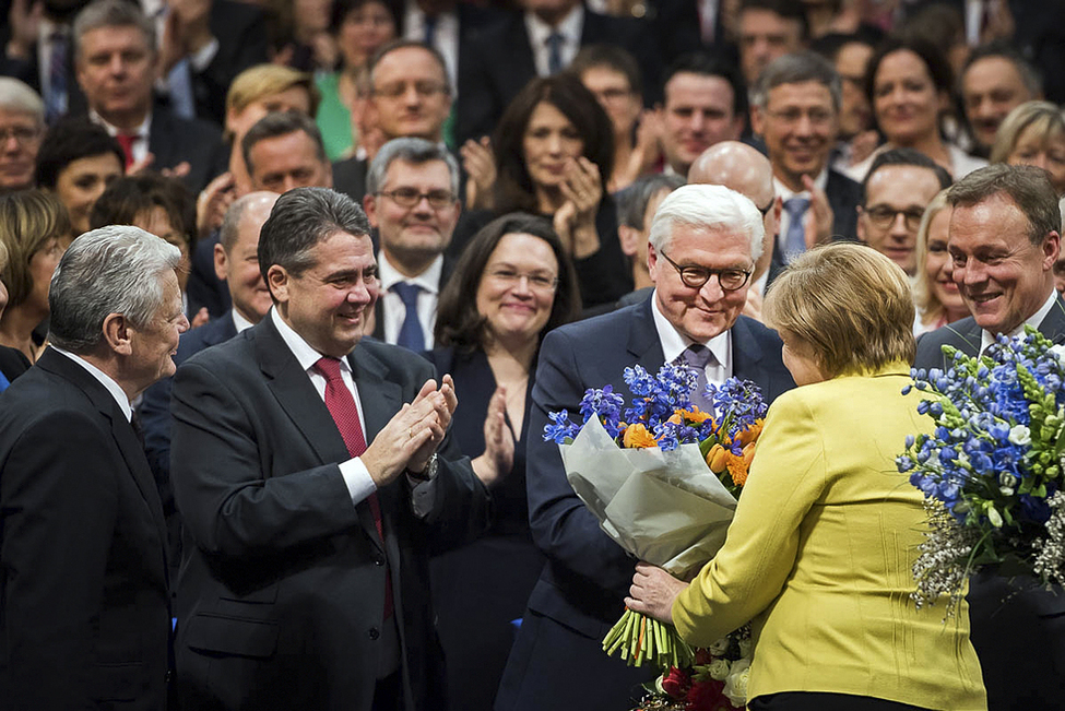Bundespräsident Frank-Walter Steinmeier begegnet Bundeskanzlerin Angela Merkel bei der 16. Bundesversammlung zur Wahl des Bundespräsidenten im Reichstagsgebäude in Berlin