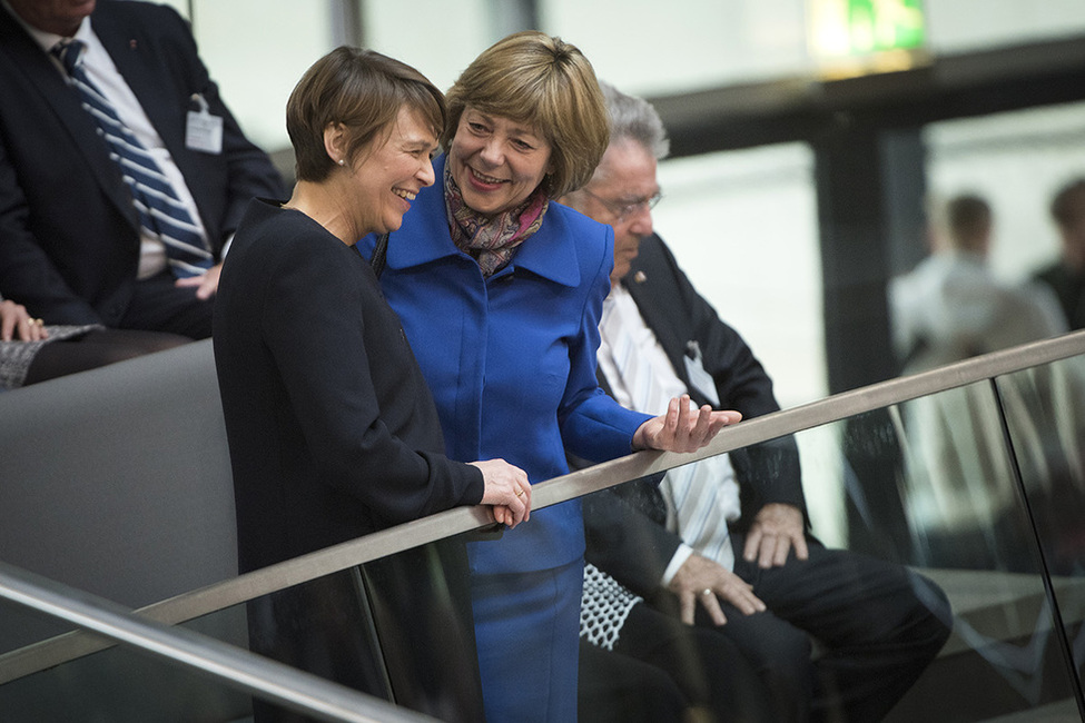 Begegnung von Daniela Schadt mit Elke Büdenbender auf der Gästetribüne im Reichstagsgebäude bei der 16. Bundesversammlung zur Wahl des Bundespräsidenten in Berlin