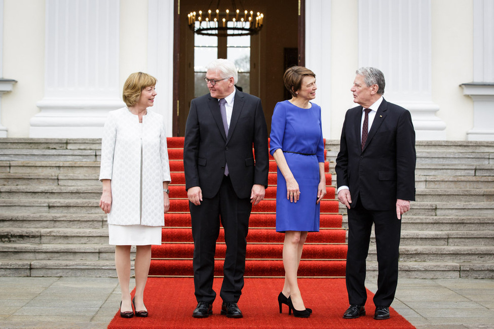 Begrüßung von Bundespräsident Steinmeier und Elke Büdenbender durch Bundespräsident a.D. Gauck und Daniela Schadt zur symbolischen Übergabe der Amtsgeschäfte auf der Schlosstreppe von Schloss Bellevue  