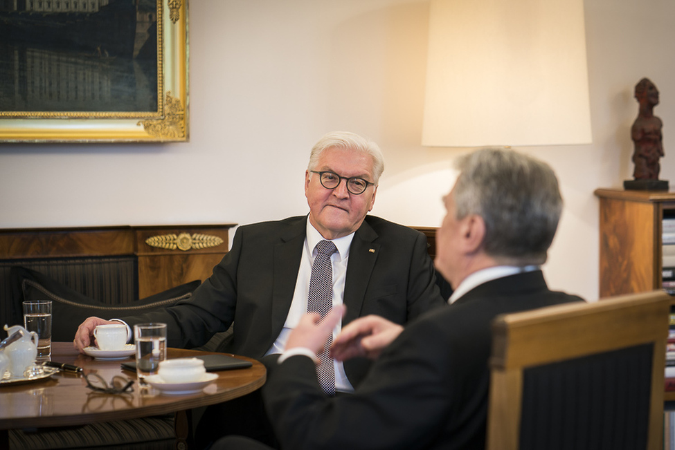 Bundespräsident Steinmeier und Bundespräsident a.D. Gauck beim Gespräch im Amtszimmer anlässlich der symbolischen Übergabe der Amtsgeschäfte in Schloss Bellevue  