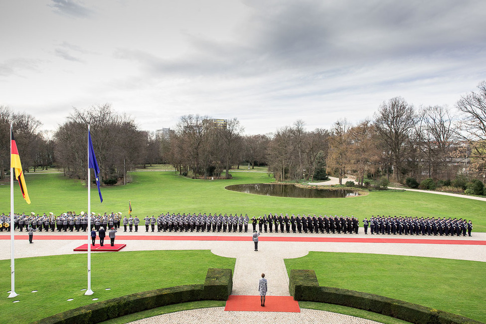 Das Stabsmusikkorps der Bundeswehr spielt die Nationalhymne anlässlich der Begrüßung des Bundespräsidenten durch die Bundeswehr mit militärischen Ehren im Park von Schloss Bellevue 