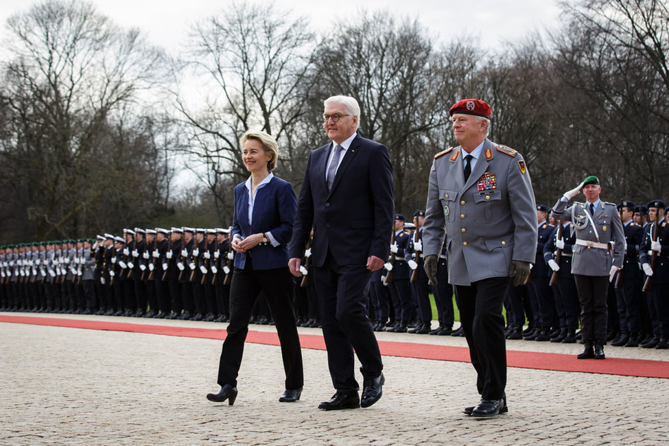 Bundespräsident Frank-Walter Steinmeier schreitet die Ehrenformation ab mit Bundesministerin Ursula von der Leyen und Generalinspekteur Volker Wieker anlässlich der Begrüßung mit militärischen Ehren durch die Bundeswehr im Schlosspark  