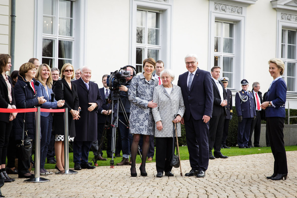 Bundespräsident Frank-Walter Steinmeier beim Zusammentreffen mit Ursula Steinmeier und Elke Büdenbender im Schlosspark anlässlich der Begrüßung mit militärischen Ehren durch die Bundeswehr 