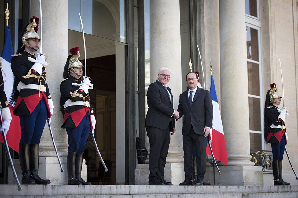 Bundespräsident Frank-Walter Steinmeier wird durch den Präsidenten der Französischen Republik, François Hollande, mit militärischen Ehren im Élysée-Palast in Paris anlässlich seines Antrittsbesuchs in der Französischen Republik begrüßt 