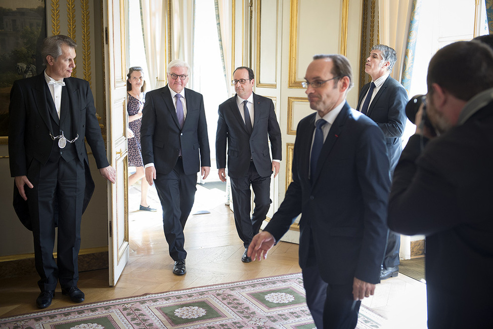 Bundespräsident Frank-Walter Steinmeier beim gemeinsamen Gang mit dem Präsidenten der Französischen Republik, François Hollande, zum Mittagessen im Élysée-Palast in Paris anlässlich seines Antrittsbesuchs in der Französischen Republik  