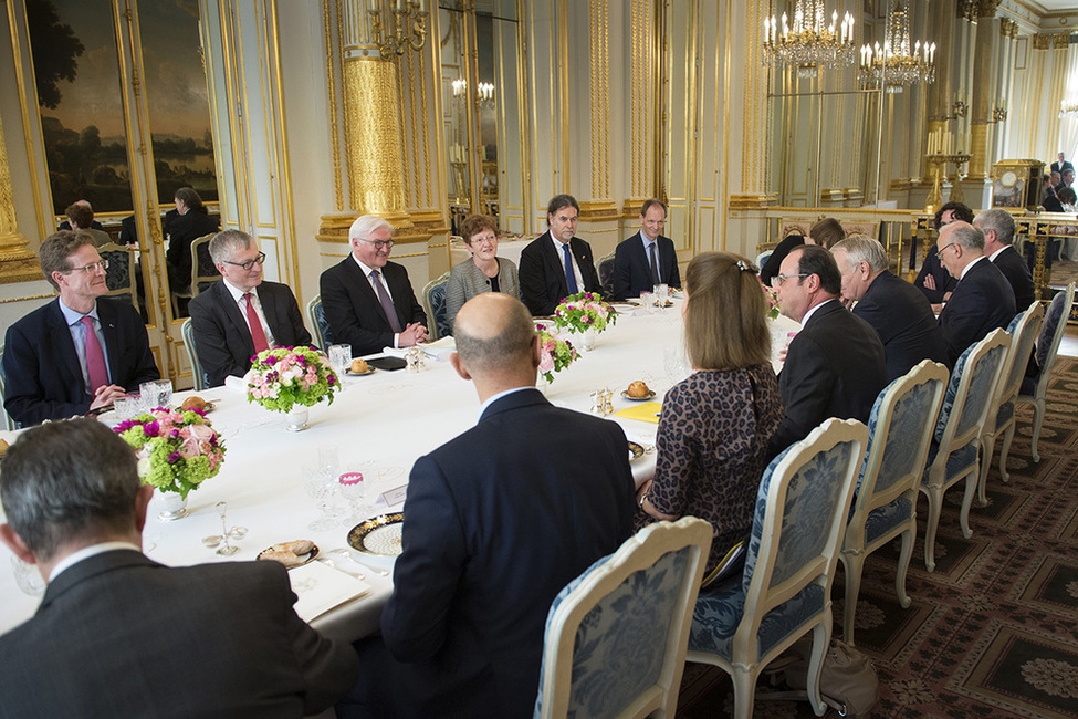 Bundespräsident Frank-Walter Steinmeier hält eine Ansprache beim gemeinsamen Mittagessen mit dem Präsidenten der Französischen Republik, François Hollande, im Élysée-Palast in Paris anlässlich seines Antrittsbesuchs in der Französischen Republik 