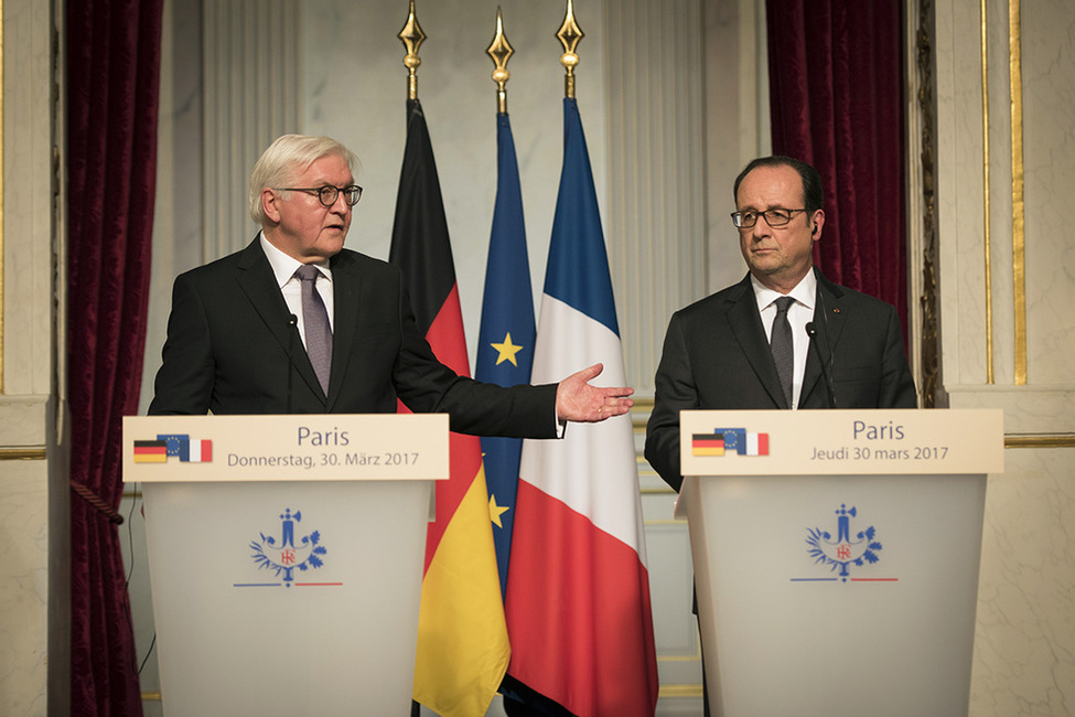 Bundespräsident Frank-Walter Steinmeier bei einer gemeinsamen Begegnung mit der Presse mit dem Präsidenten der Französischen Republik, François Hollande, im Élysée-Palast in Paris anlässlich seines Antrittsbesuchs in der Französischen Republik 