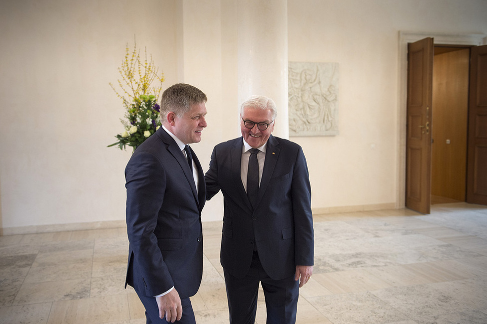Bundespräsident Frank-Walter Steinmeier begrüßt den Ministerpräsidenten der Slowakischen Republik, Robert Fico, in der Eingangshalle von Schloss Bellevue anlässlich eines gemeinsamen Gesprächs 