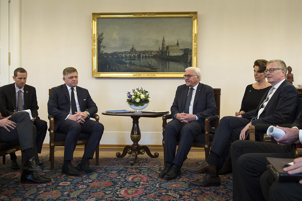 Bundespräsident Frank-Walter Steinmeier beim Gespräch mit dem Ministerpräsidenten der Slowakischen Republik, Robert Fico, im Amtszimmer von Schloss Bellevue 