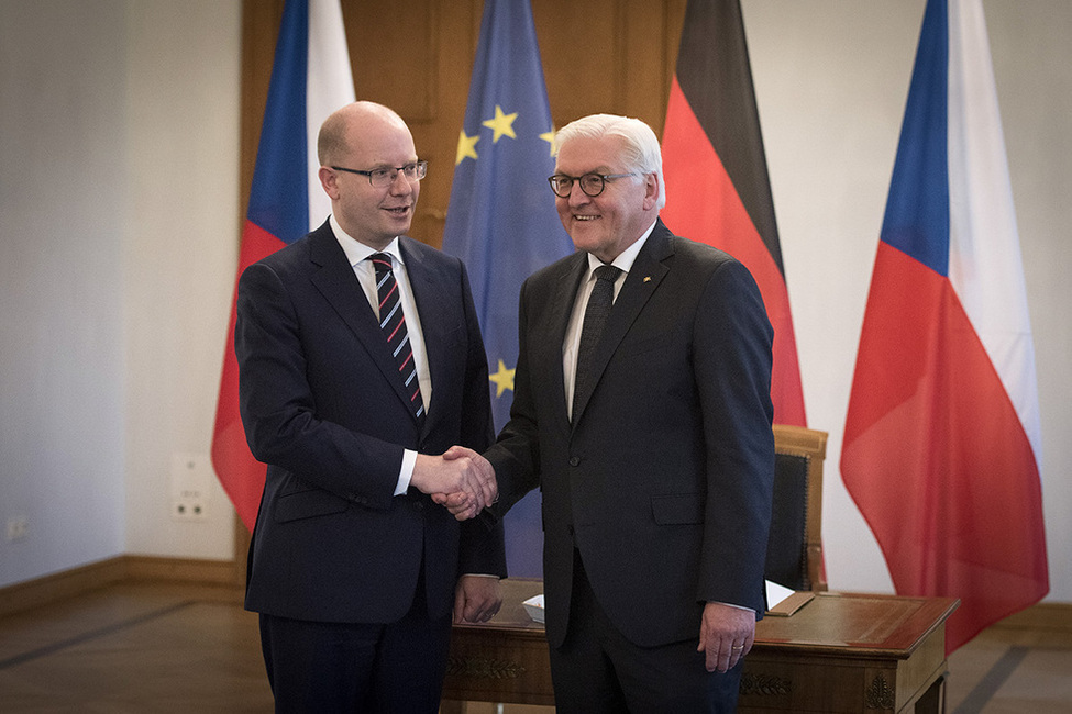 Bundespräsident Frank-Walter Steinmeier begrüßt den Ministerpräsidenten der Tschechischen Republik, Bohuslav Sobotka, nach seinem Eintrag ins Gästebuch in der Galerie von Schloss Bellevue anlässlich eines gemeinsamen Gesprächs 