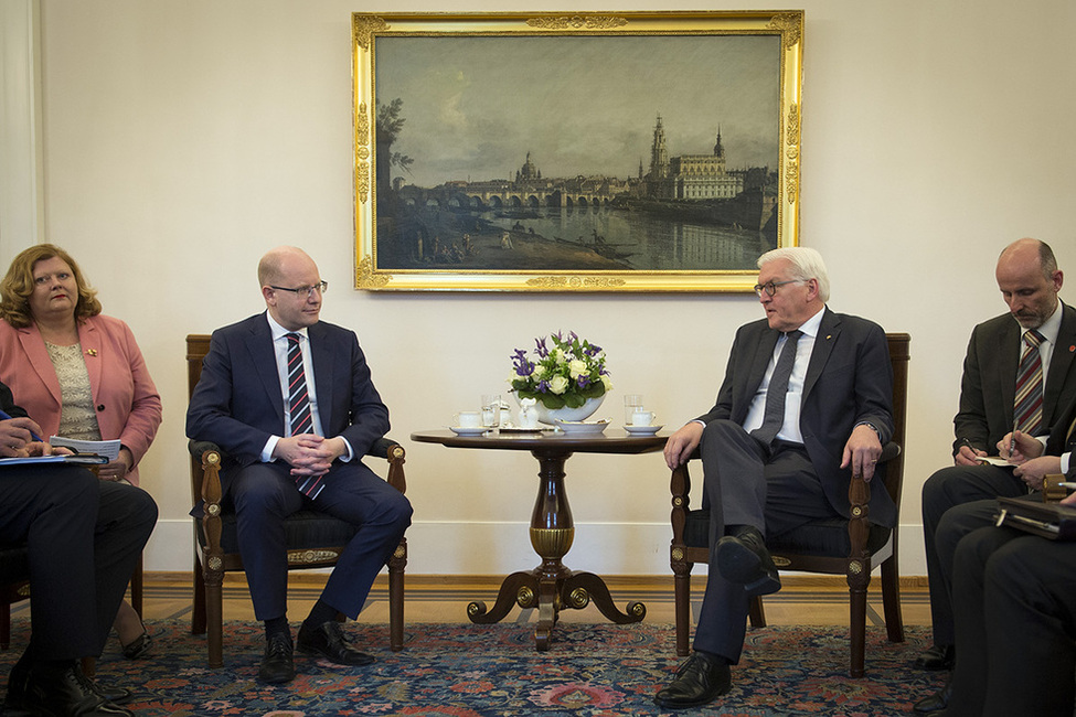 Bundespräsident Frank-Walter Steinmeier beim Gespräch mit dem Ministerpräsidenten der Tschechischen Republik, Bohuslav Sobotka, im Amtszimmer von Schloss Bellevue 