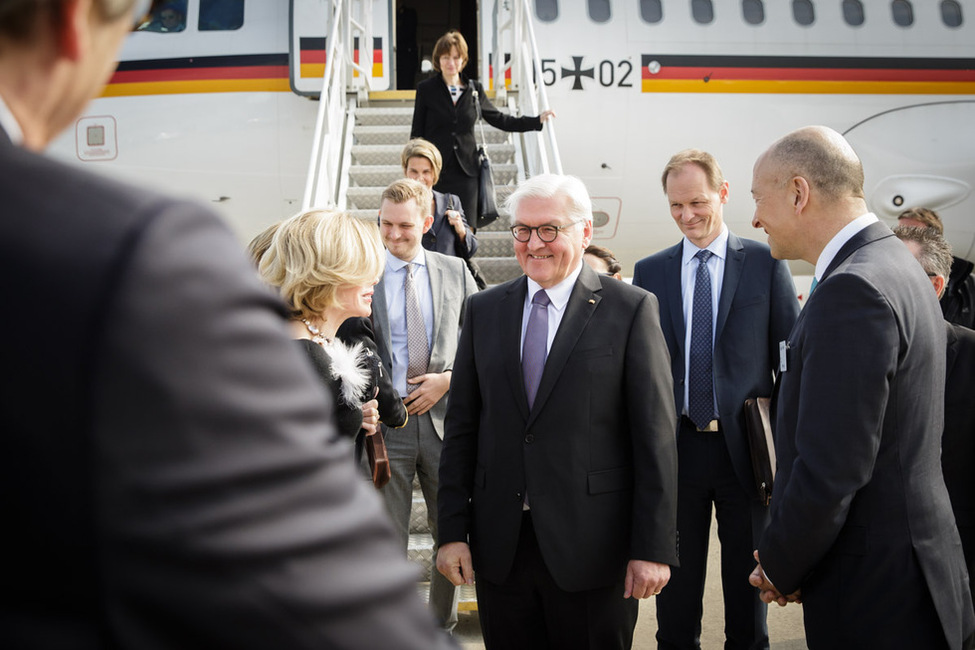 Bundespräsident Frank-Walter Steinmeier bei der Ankunft am Flughafen in Straßburg anlässlich seines Besuchs 