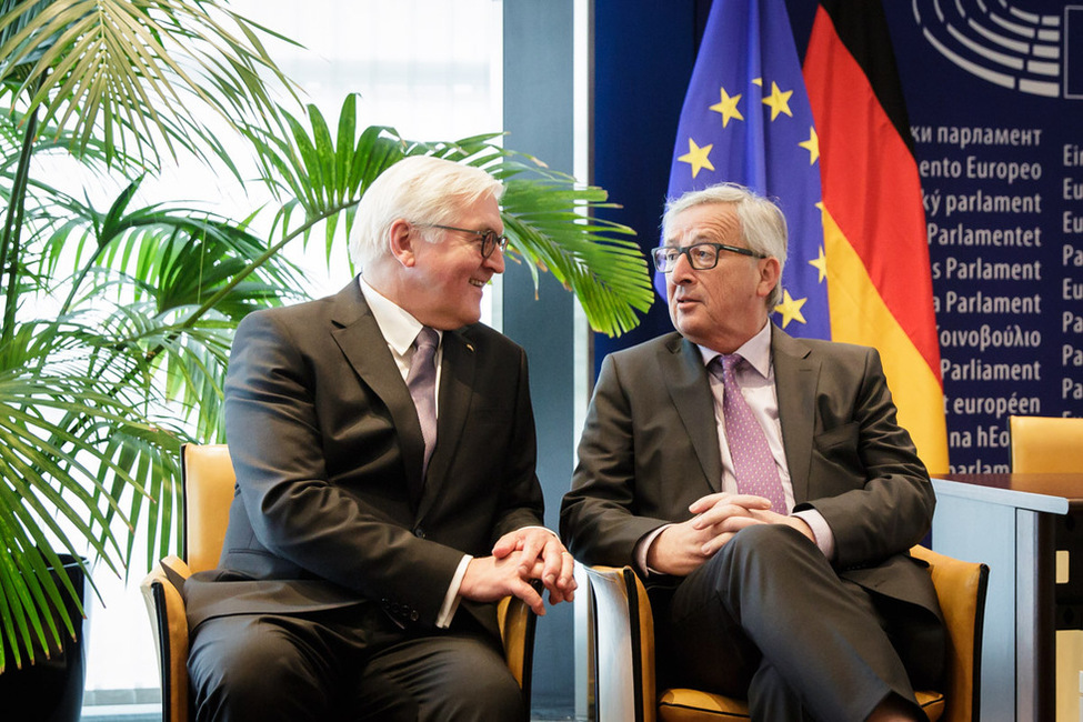 Bundespräsident Frank-Walter Steinmeier im Austausch mit dem Präsidenten der Europäischen Kommission, Jean-Claude Juncker, anlässlich seines Besuchs in Straßburg 