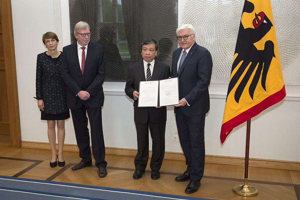 Bundespräsident Frank-Walter Steinmeier im Austausch mit Vu Quoc Dung vom Human Rights Defenders‘ Network e.V. dem Vertreter des Menschenrechtspreisträgers des Deutschen Richterbundes, den vietnamesischen Rechtsanwalt Nguyen Van Dai