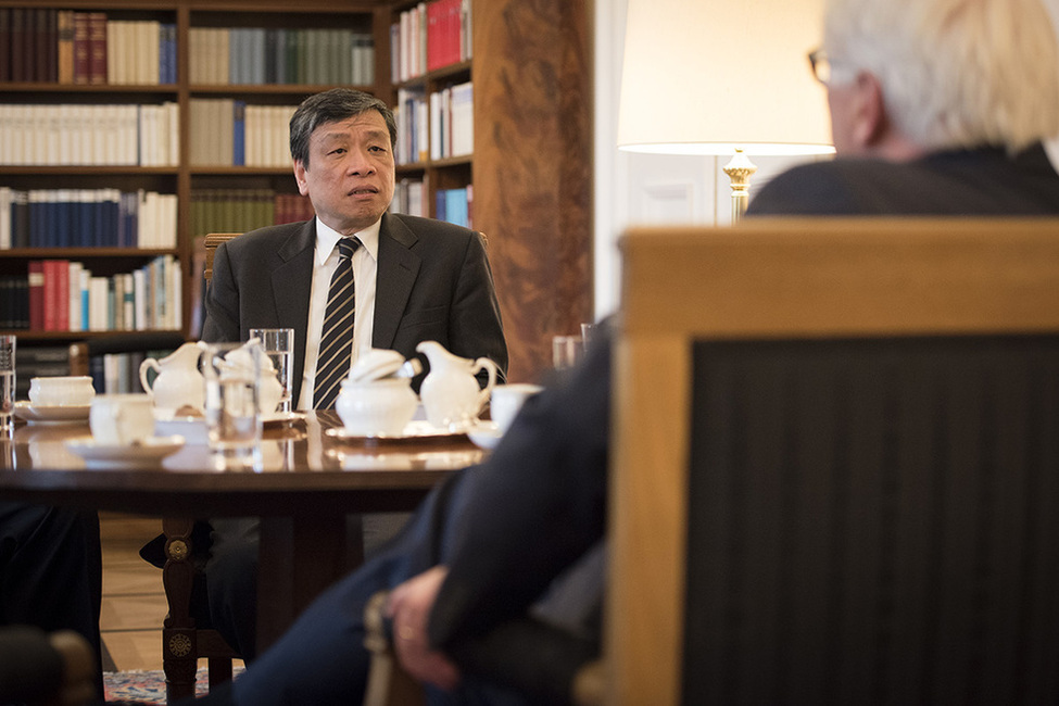 Bundespräsident Frank-Walter Steinmeier im Gespräch mit dem Vertreter des vietnamesischen Rechtsanwalts Nguyen Van Dai, dem Menschenrechtspreisträger des Deutschen Richterbundes 