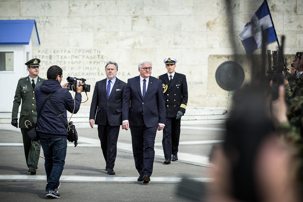 Bundespräsident Frank-Walter Steinmeier legt einen Kranz am Grabmal des unbekannten Soldaten Syntagma-Platz in Athen nieder anlässlich seines Antrittsbesuchs in Griechenland