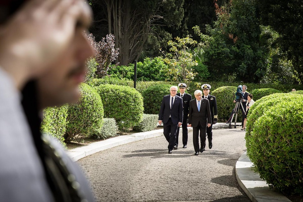 Bundespräsident Frank-Walter Steinmeier bei der Begrüßung mit militärischen Ehren durch den Präsidenten der Hellenischen Republik, Prokopis Pavlopoulos, im Präsidentenpalast in Athen anlässlich seines Antrittsbesuchs in Griechenland