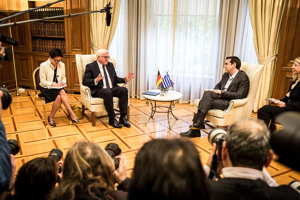 Bundespräsident Frank-Walter Steinmeier beim Gespräch mit dem Ministerpräsidenten der Hellenischen Republik, Alexis Tsipras, in seinem Amtssitz in Athen anlässlich seines Antrittsbesuchs in Griechenland