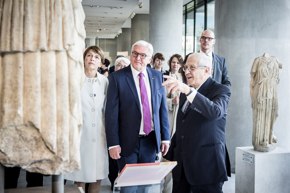 Bundespräsident Frank-Walter Steinmeier und Elke Büdenbender bei der Besichtigung des Akropolis-Museum geführt durch den Präsidenten Dimitrios Pandermalis in Athen anlässlich seines Antrittsbesuchs in Griechenland