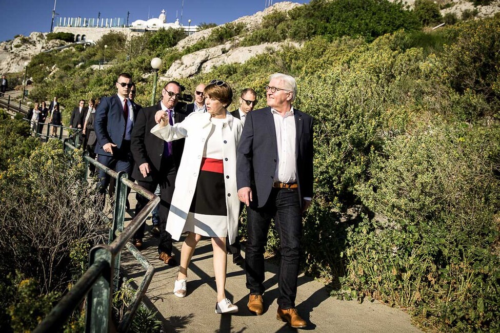 Bundespräsident Frank-Walter Steinmeier und Elke Büdenbender bei einem Rundgang auf dem Lycabettus-Hügel in der Nähe des Akropolis-Museum in Athen anlässlich seines Antrittsbesuchs in Griechenland