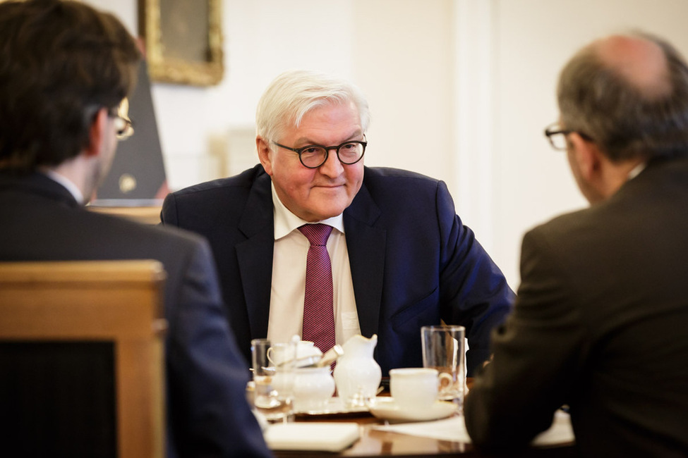 Bundespräsident Frank-Walter Steinmeier bei einem Interview mit Jörg Quoos, Jochen Gaugele und Christian Kerl von der Funke-Mediengruppe im Amtszimmer von Schloss Bellevue 