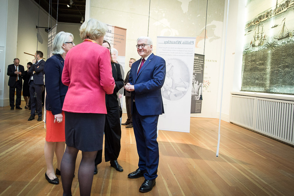 Bundespräsident Frank-Walter Steinmeier beim gemeinsamen Rundgang durch die Ausstellung 'Luthereffekt – 500 Jahre Protestantismus in der Welt' mit Staatsministerin Monika Grütters, Ulrike Kretzschmar und Kuratorin Anne-Katrin Ziesak im Martin-Gropius-Bau