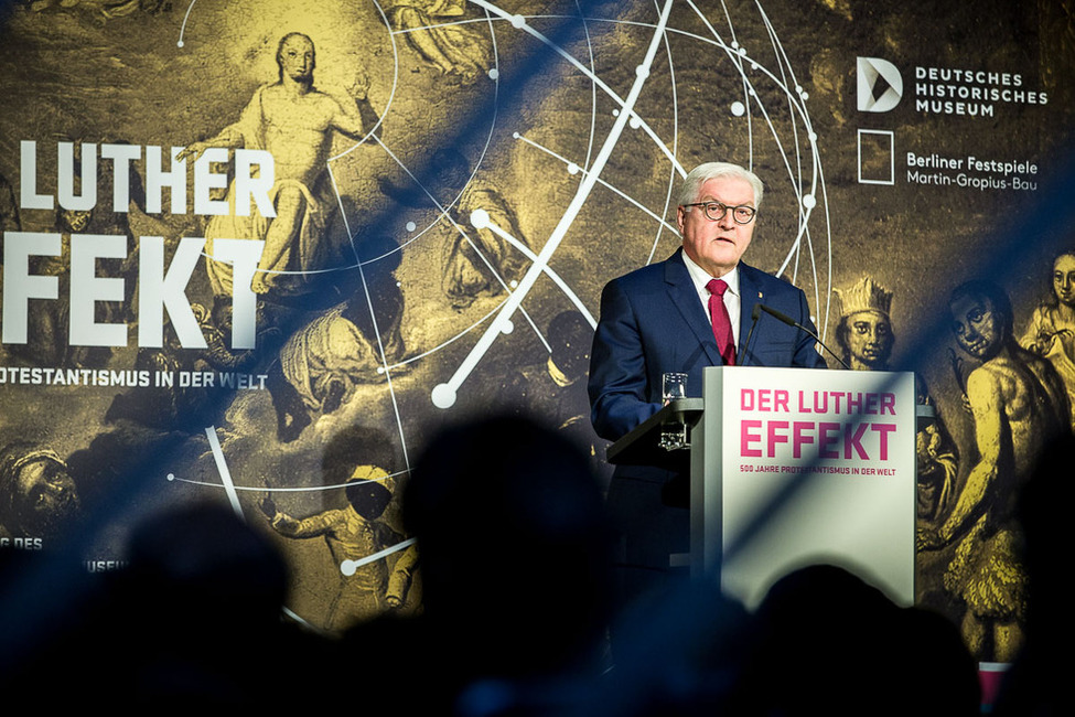 Bundespräsident Frank-Walter Steinmeier hält eine Ansprache im Lichthof des Martin-Gropius-Baus bei der Eröffnung der Ausstellung 'Luthereffekt – 500 Jahre Protestantismus in der Welt' in Berlin