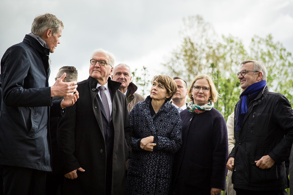 Bundespräsident Frank-Walter Steinmeier und Elke Büdenbender beim Rundgang durch die Gärten mit Jürgen Metz, Präsident des Zentralverbandes Gartenbau e. V., Katharina Lohmann und Christoph Schmidt, Geschäftsführer der IGA Berlin 2017 GmbH in Berlin 