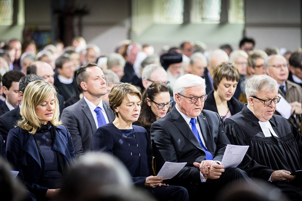 Bundespräsident Frank-Walter Steinmeier und Elke Büdenbender bei der Teilnahme am Gottesdienst in der Zionskirche anlässlich des Gottesdienstes zum 150-jährigen Jubiläum Bethel in Bielefeld-Bethel