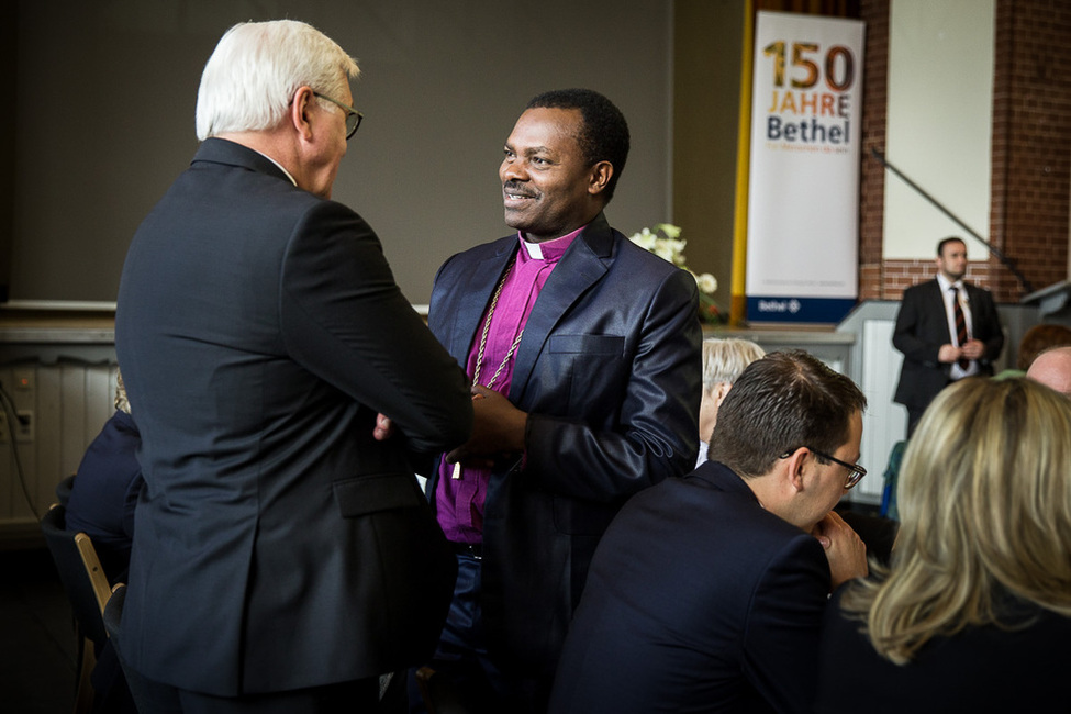 Bundespräsident Frank-Walter Steinmeier bei der Begegnung mit Bischof Abednego Keshomshahara in der Zionskirche anlässlich des Gottesdienstes zum 150-jährigen Jubiläum Bethel in Bielefeld-Bethel