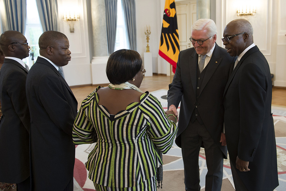 Bundespräsident Frank-Walter Steinmeier wird die Delegation vorgestellt nach dem Empfang des Beglaubigungsschreibens von Komi Bayédzè Dagoh aus der Republik Togo im Langhanssaal anlässlich der Akkreditierung von Botschaftern