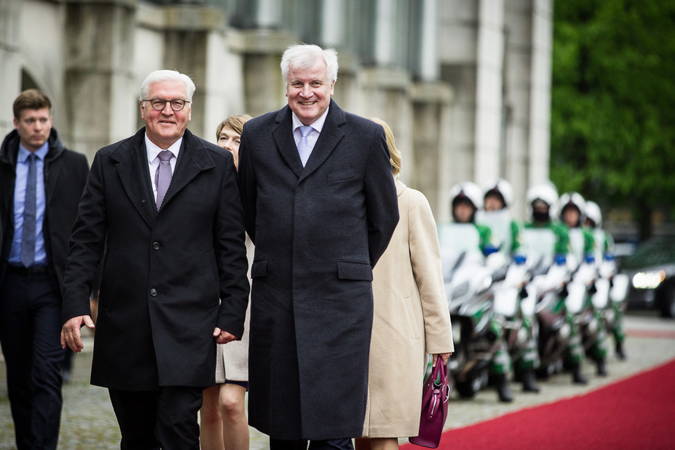 Bundespräsident Frank-Walter Steinmeier und der Bayerische Ministerpräsident Horst Seehofer beim Eintreffen an der Bayerischen Staatskanzlei in München während seines Antrittsbesuchs in Bayern 