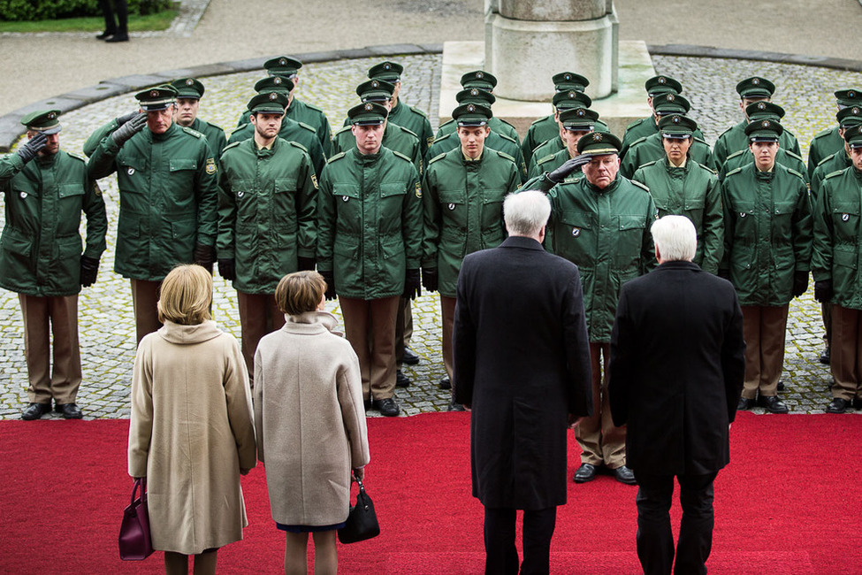 Bundespräsident Frank-Walter Steinmeier wird bei seinem Antrittsbesuch in Bayern durch die Ehrenhundertschaft der Bayerischen Bereitschaftspolizei in der Bayerischen Staatskanzlei in München begrüßt 