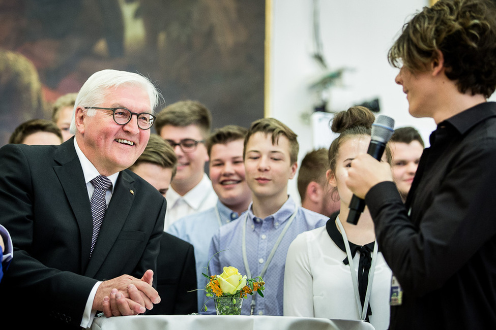 Bundespräsident Frank-Walter Steinmeier tauscht sich mit Schülerinnen und Schülern über Schulprojekte im Bayerischen Landtag in München aus während seines Antrittsbesuchs in Bayern 