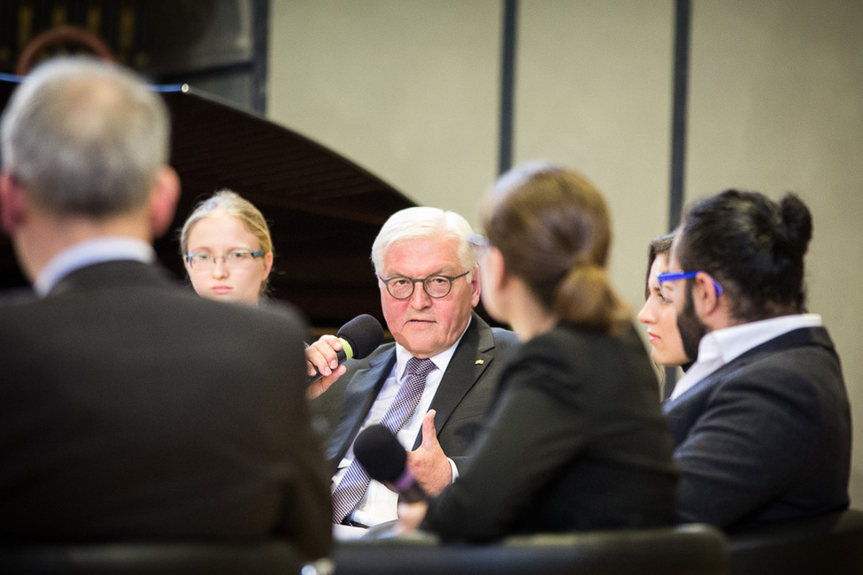 Bundespräsident Frank-Walter Steinmeier bei einer Diskussion mit Studierenden in der Ludwig-Maximilians-Universität in München während seines Antrittsbesuchs in Bayern 