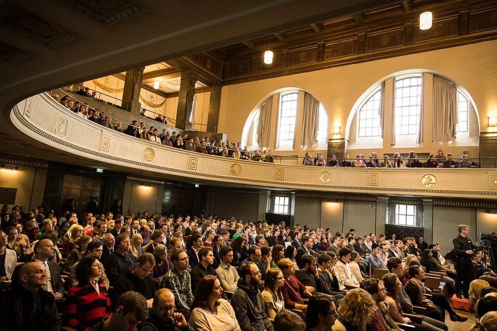 Blick in die Große Aula der Ludwig-Maximilians-Universität München in Bayern 