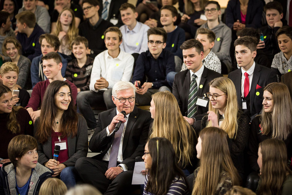 Bundespräsident Frank-Walter Steinmeier im Austausch mit Schülerzeitungsredakteuren im Deutschen Museum anlässlich des Antrittsbesuches in Bayern