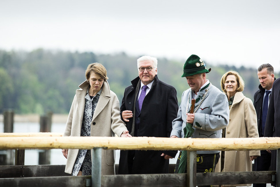 Bundespräsident Frank-Walter Steinmeier und Elke Büdenbender bei der Begrüßung am Fähranleger durch den Bürgermeister der Gemeinde Chiemsee, Georg Huber anlässlich des Antrittsbesuches in Bayern