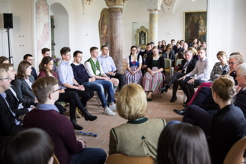 Bundespräsident Frank-Walter Steinmeier und Elke Büdenbender bei der Diskussion mit Jugendlichen im Alten Schloss in Herrenchiemsee anlässlich des Antrittsbesuches in Bayern