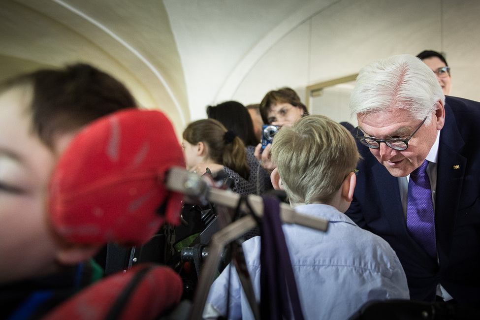 Bundespräsident Frank-Walter Steinmeier beim Austausch mit Kindern und deren Familien im Irmengard Hof anlässlich des Antrittsbesuches in Bayern