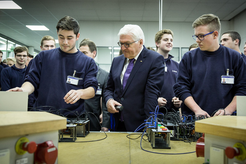 Bundespräsident Frank-Walter Steinmeier und Elke Büdenbender bei einem Rundgang durch die Produktionshallen der Firma Krones anlässlich des Antrittsbesuches in Bayern