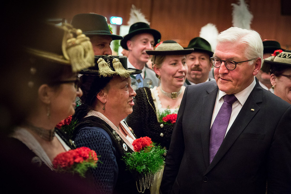 Bundespräsident Frank-Walter Steinmeier wird beim Bürgerempfang im Kultur- und Kongresszentrum (KuKo) begrüßt anlässlich des Antrittsbesuches in Bayern