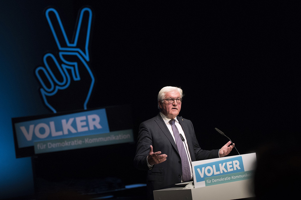 Bundespräsident Frank-Walter Steinmeier hält eine Ansprache anlässlich der Preisverleihung des Demokratie-Kreativwettbewerbs VOLKER in der Volksbühne am Rosa-Luxemburg-Platz in Berlin 