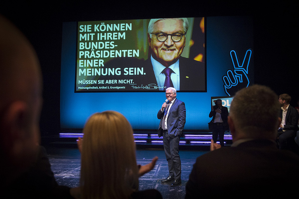 Bundespräsident Frank-Walter Steinmeier bei der Plakatpräsentation anlässlich der Preisverleihung des Demokratie-Kreativwettbewerbs VOLKER in der Volksbühne am Rosa-Luxemburg-Platz in Berlin 