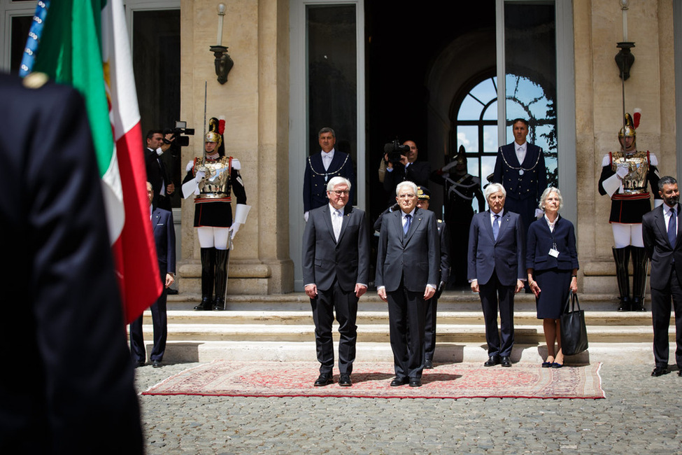 Bundespräsident Frank-Walter Steinmeier wird vom Staatspräsidenten der Italienischen  Republik, Sergio Mattarella, im Palazzo del Quirinale, dem Amtssitz in Rom, mit kleinen militärischen Ehren empfangen 