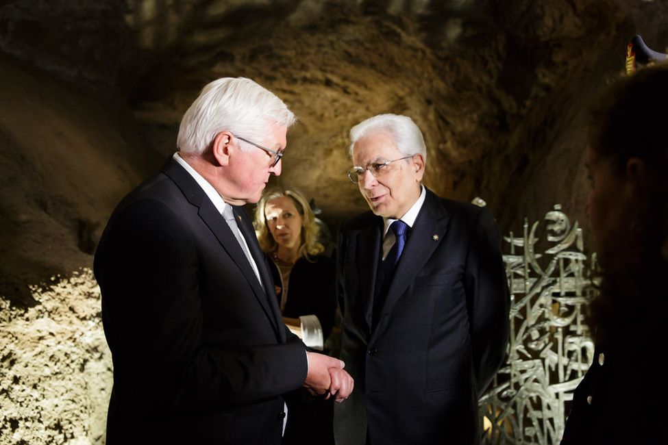 Bundespräsident Frank-Walter Steinmeier im Austausch mit dem Staatspräsidenten der Italienischen  Republik, Sergio Mattarella, während des Besuchs der Ardeatinischen Höhlen