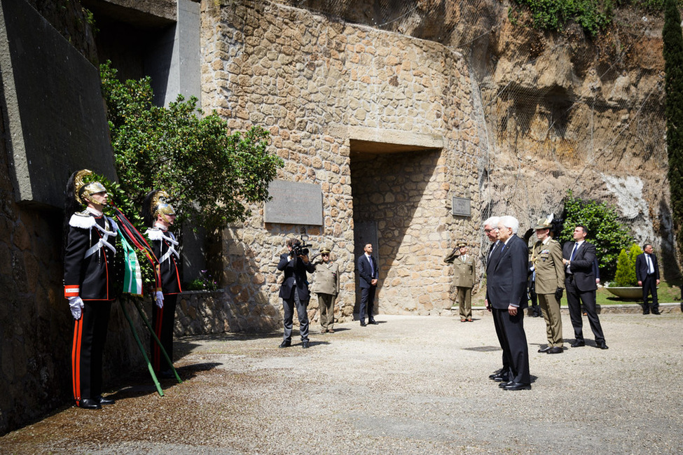 Bundespräsident Frank-Walter Steinmeier legt während seines Besuchs der Ardeatinischen Höhlen gemeinsam mit dem Staatspräsidenten der Italienischen  Republik, Sergio Mattarella, einen Kranz nieder