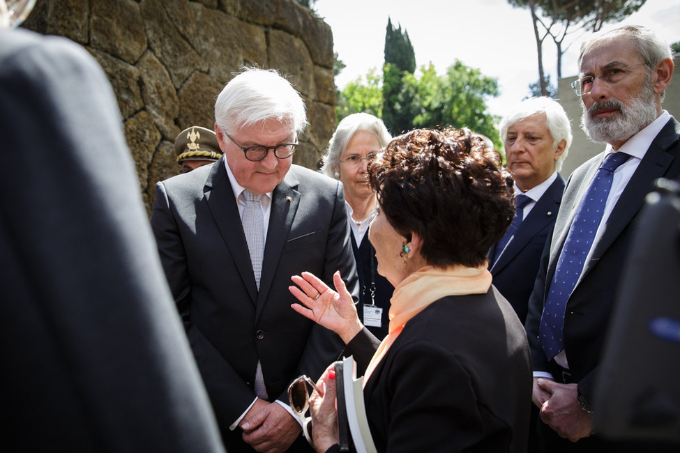 Bundespräsident Frank-Walter Steinmeier begegnet Rosina Stame, der Tochter eines Opfers des 1944 verübten Massakers in den Ardeatinischen Höhlen während des offiziellen Besuchs in Italien