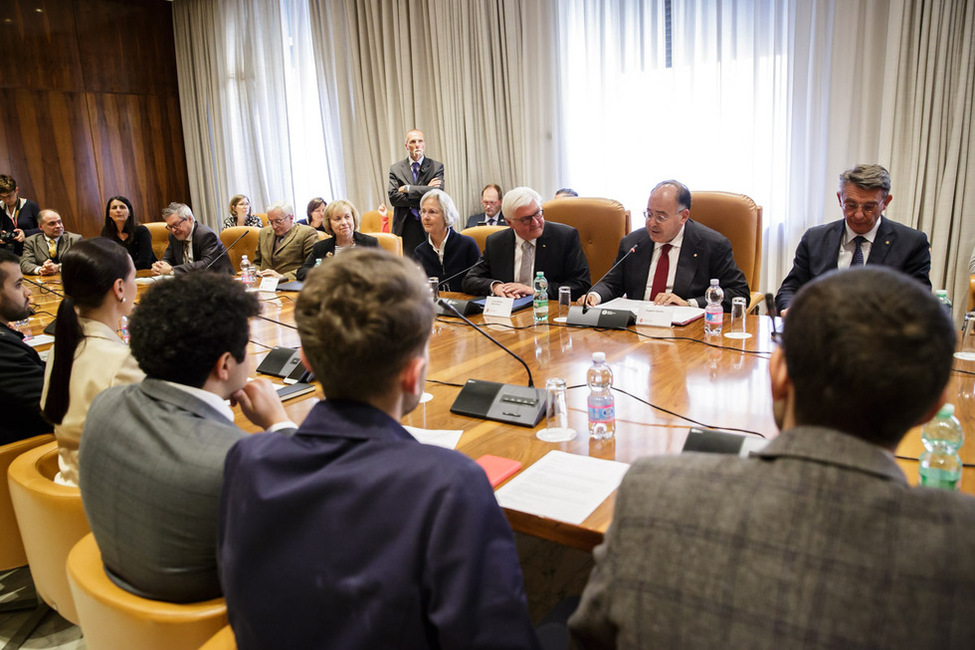 Bundespräsident Frank-Walter Steinmeier bei einer Diskussionsveranstaltung mit Studierenden der Universität La Sapienza und dem Rektor der Universität, Eugenio Gaudio, während des offiziellen Besuchs in Italien   
