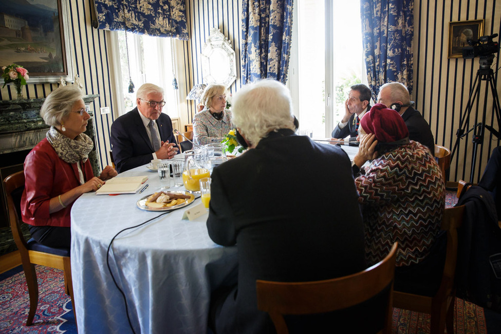 Bundespräsident Frank-Walter Steinmeier im Gespräch mit italienischen Intellektuellen in der Villa Almone während des offiziellen Besuchs in Italien   